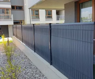 Vertikálne lišty sa hodia len na 3D plotové panely (s ohybom ako na fotografii vedľa)